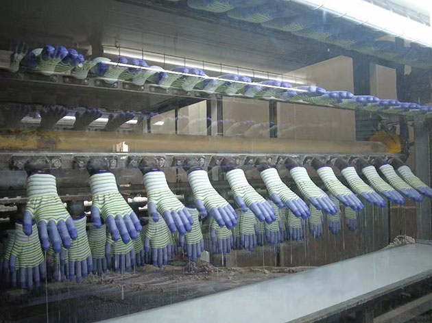 如何维护和保养手套挂胶机